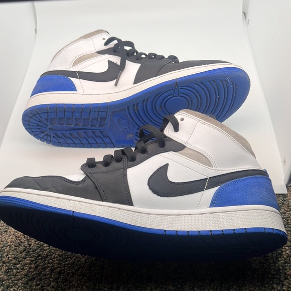 air jordan 1 mid se white hyper royal black